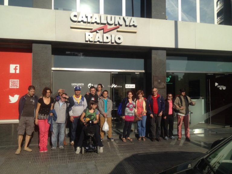 Els usuaris del Centre Ocupacional Can Serra fan una visita als estudis de Catalunya Ràdio