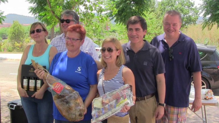 Els sopars al carrer han refrescat als veïns dels barris de l’Illa Santacana i Can Cases
