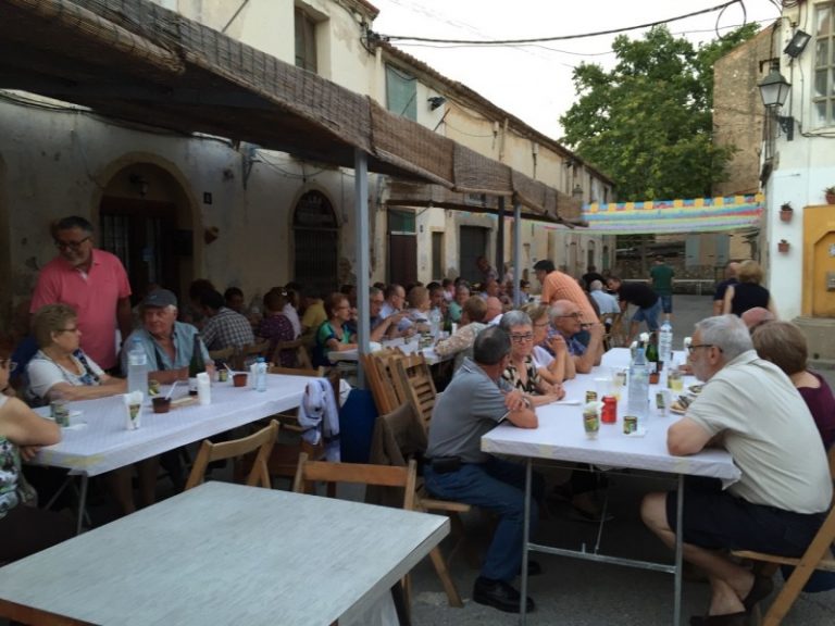 Can Bros es prepara per quatre dies d’activitats amb essència de festa major de barri