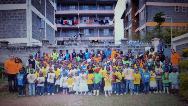 Mans Mercedàries tanca un camp de treball per construir una escola a Kenya