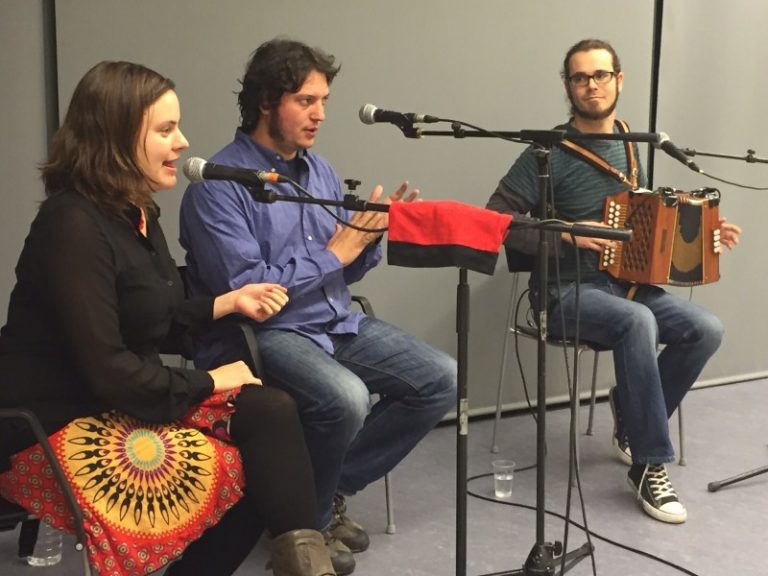 Clou el cicle ‘Biblioteques amb DO’ amb el concert de corrandes ‘In vino veritas’
