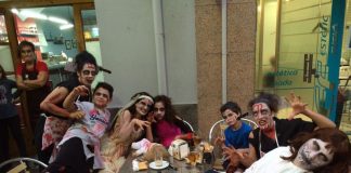Castanyeres i zombies passegen pels carrers de La Vila i atrauen centenars de persones