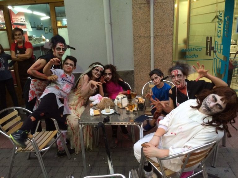 Castanyeres i zombies passegen pels carrers de La Vila i atrauen centenars de persones