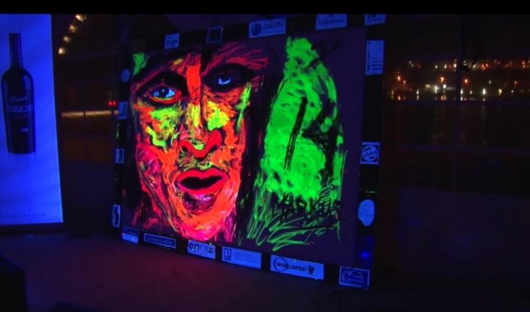 L’artista extrem Marc Armengol supera el repte solidari de retratar Johan Cruyff sota el mar