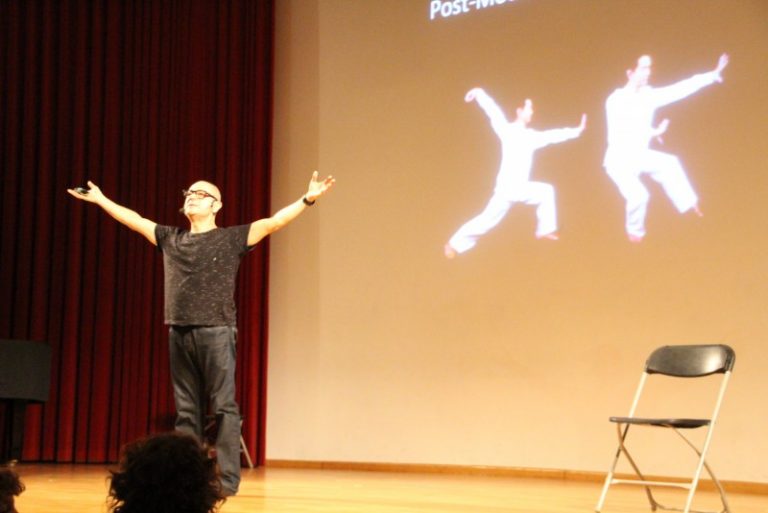 Toni Jodar fa una conferència ballada per difondre el llenguatge de la dansa moderna