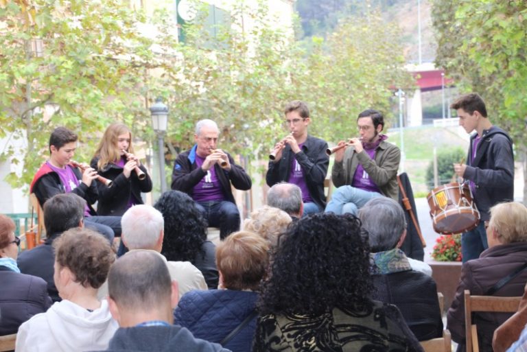 Els veïns de Pont del Diable celebren la festa del Tíscar amb gralles i la tradicional coca