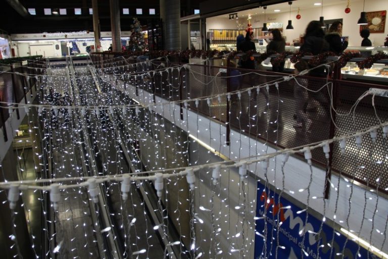 El Mercat Les Bòbiles estrena il·luminació més potent en l’arrencada del 16è aniversari