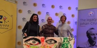 L’artista martorellenc Markus Armengol fa entrega del retrat a la Fundació Johan Cruyff