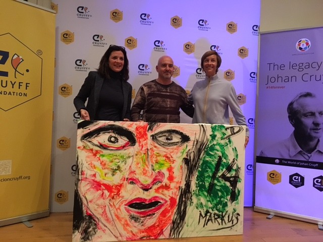 L’artista martorellenc Markus Armengol fa entrega del retrat a la Fundació Johan Cruyff