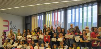 Prop d’una trentena d’infants reben el diploma que els acredita com a Superlectors