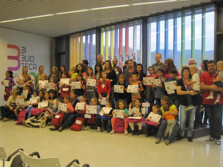 Prop d’una trentena d’infants reben el diploma que els acredita com a Superlectors
