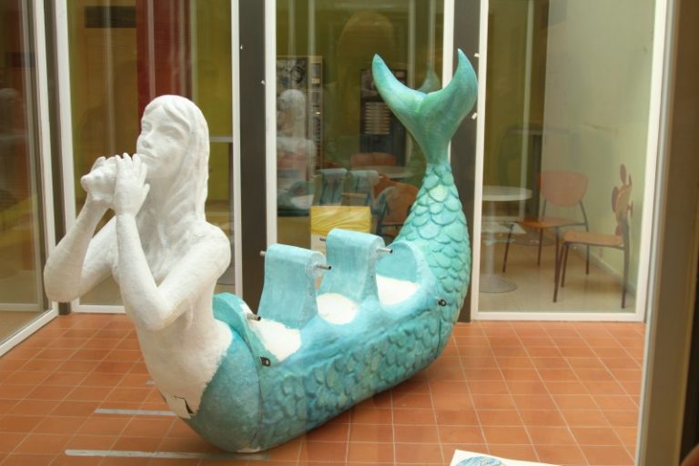 L’Associació Artistes Plàstics i el Club Yahooo exposen ‘Sirenes’ al Complex Educatiu Torrent de Llops