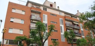 Tres persones intoxicades lleus en un incendi a la cuina d’un habitatge de la plaça Joan Serrats