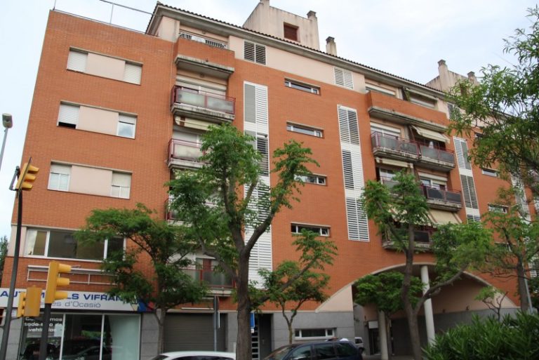 Tres persones intoxicades lleus en un incendi a la cuina d’un habitatge de la plaça Joan Serrats
