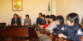 Recepció oficial de l’alcalde Xavier Fonollosa a un combinat japonès de futbol sala a l’Ajuntament