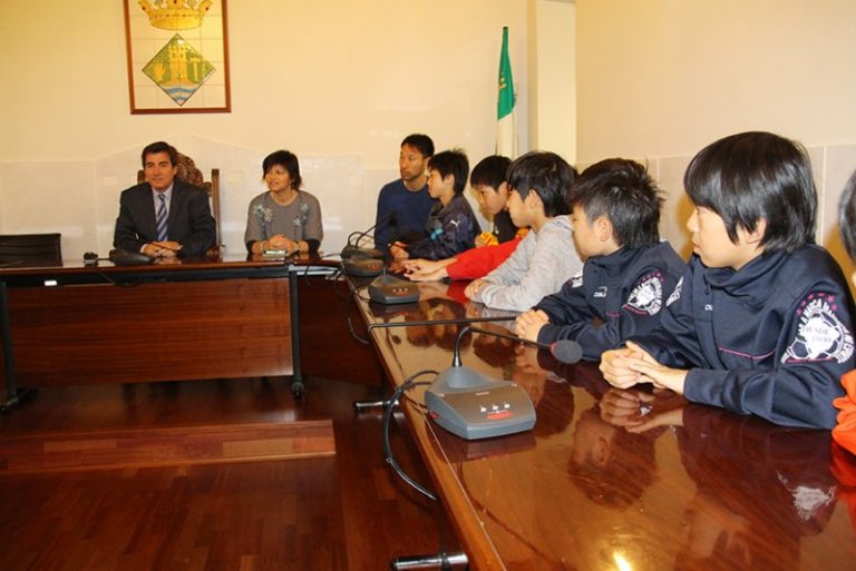 Recepció oficial de l’alcalde Xavier Fonollosa a un combinat japonès de futbol sala a l’Ajuntament