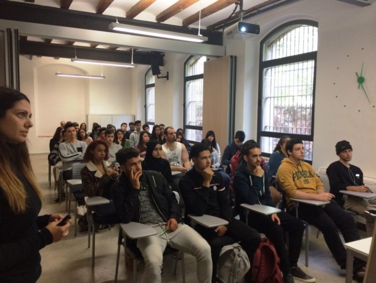 Alumnes de l’Institut Joan Oró realitzen un taller de creativitat al Centre de Promoció Econòmica