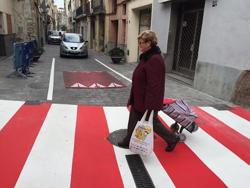 Es col·loquen elements reductors de velocitat a les cruïlles del carrer de Llosellas