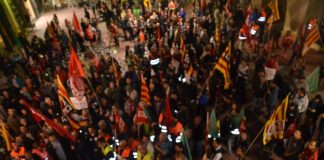 Els treballadors de Solvay es manifesten pels llocs de treball i reben el suport municipal