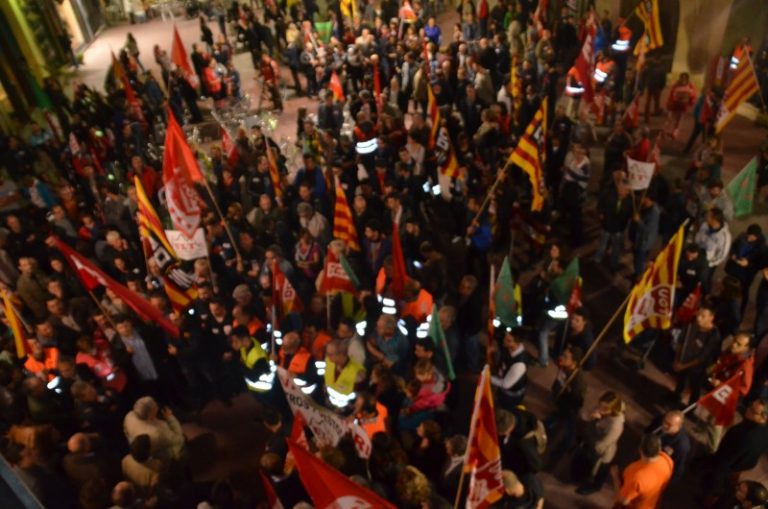 Els treballadors de Solvay es manifesten pels llocs de treball i reben el suport municipal