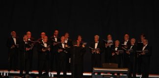 Dos-cents cantaires pugen a l’escenari del Progrés per exhibir la tradició coral de Martorell
