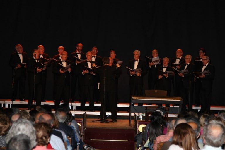 Dos-cents cantaires pugen a l’escenari del Progrés per exhibir la tradició coral de Martorell