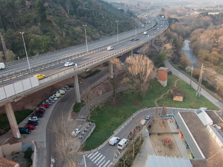 Tall de trànsit per la col·locació d’un pas elevat en una cruïlla a la carretera de Gelida