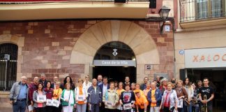 La gent gran reivindica el seu paper actiu a la societat caminant i llegint un manifest