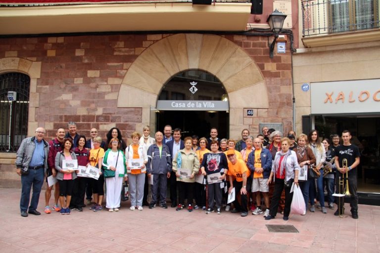 La gent gran reivindica el seu paper actiu a la societat caminant i llegint un manifest