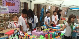 Els alumnes de les cooperatives escolars preparen els productes per vendre’ls a l’abril i al maig
