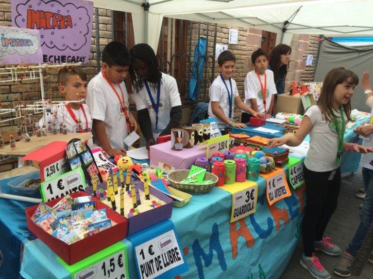 Els alumnes de les cooperatives escolars preparen els productes per vendre’ls a l’abril i al maig