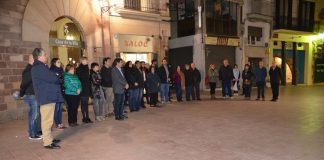 Martorell dedica un minut de silenci a les víctimes de l’accident de trànsit a Freginals