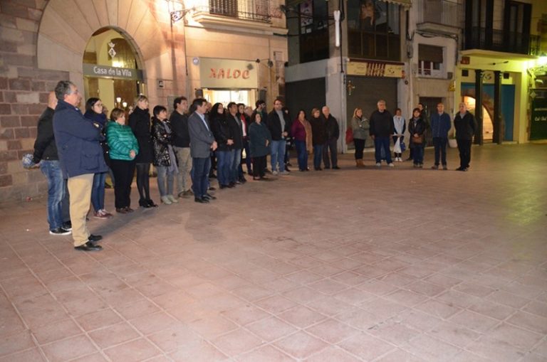 Martorell dedica un minut de silenci a les víctimes de l’accident de trànsit a Freginals