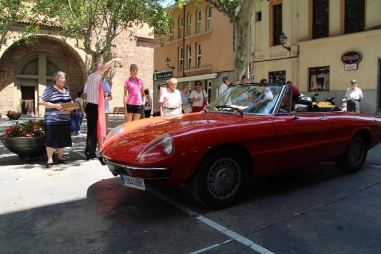 Mossèn Manuel Roig beneeix una trentena de vehicles i motos per la Diada de Sant Cristòfol