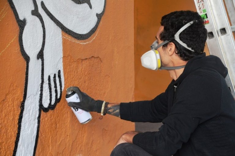 L’artista brasiler Muretz fa grafits al pont d’Anoia i al Museu Muxart pel cicle IntARTvencions