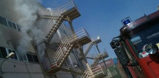 Dues persones afectades en un incendi en una fàbrica de cosmètics del Congost