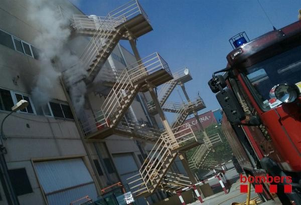 Dues persones afectades en un incendi en una fàbrica de cosmètics del Congost