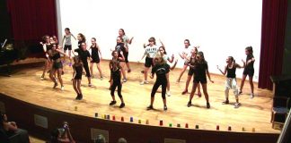 Una cinquantena d’infants interpreta un musical a la cloenda del ‘Summer Dance’