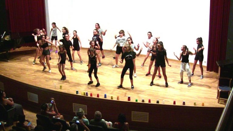 Una cinquantena d’infants interpreta un musical a la cloenda del ‘Summer Dance’