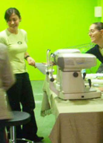 Prop d’una cinquantena de persones participen en una campanya de prevenció ocular