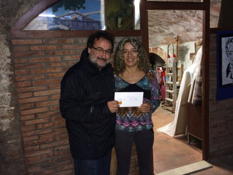 L’associació Amics de l’Art dóna 400 euros a Okume AZ per a la residència d’avis i infants al Nepal