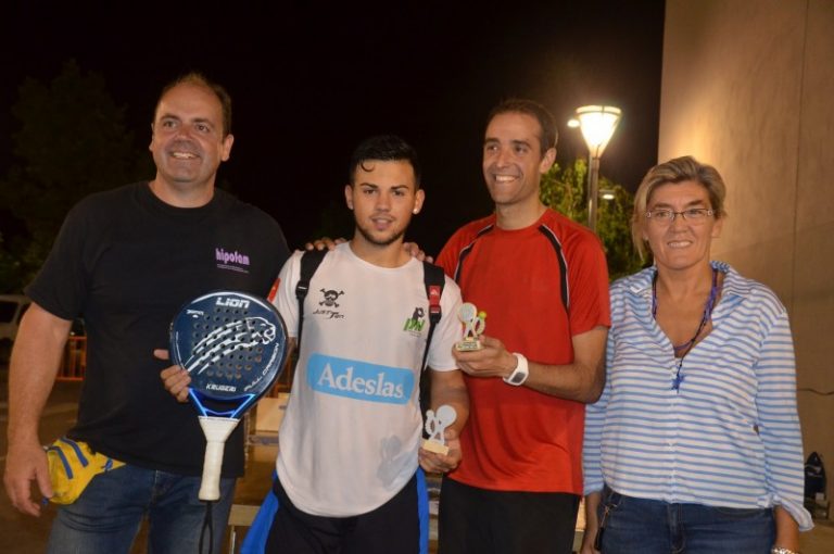 Una cinquantena de parelles participa a la tercera edició del torneig solidari de pàdel