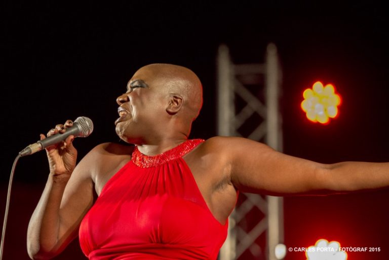 El Pont del Diable es rendeix al temperament vocal de Janine Johnson la darrera nit del PAS