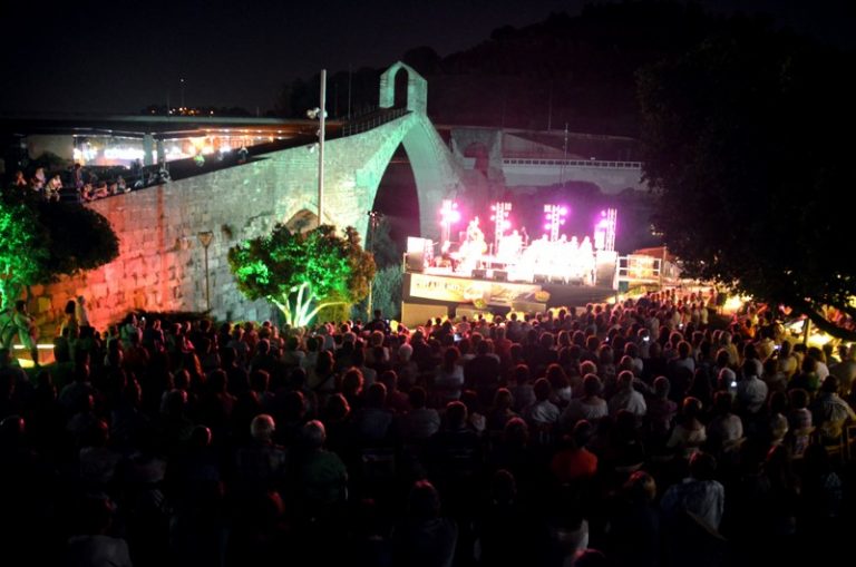 Unes 1.500 persones donen la benvinguda al II Pont a les Arts les nits de divendres i dissabte