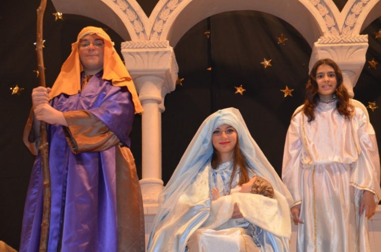 Els alumnes de La Mercè reviuen la nit màgica de Nadal amb el pessebre vivent solidari