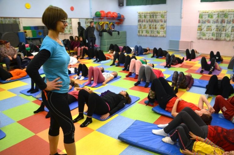 Catalunya contra el Càncer recapta 500 euros amb una classe de pilates al Juan Ramón Jiménez