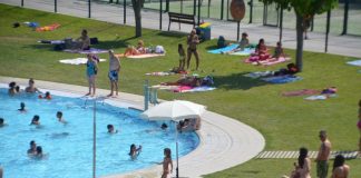 L’onada de calor incrementa el nombre de banyistes a la piscina d’estiu i al CE La Vila