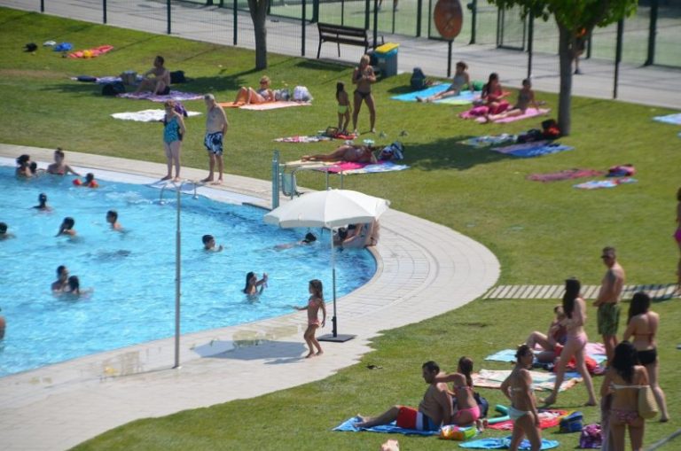 L’onada de calor incrementa el nombre de banyistes a la piscina d’estiu i al CE La Vila