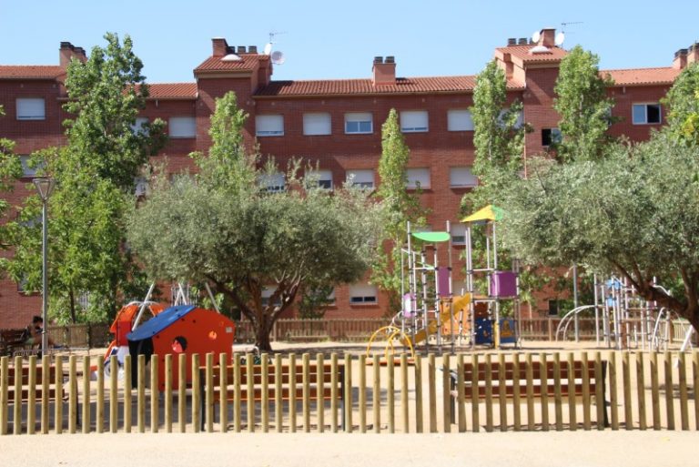 S’enllesteixen les obres de remodelació de la plaça de l’Oli, a Torrent de Llops