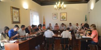 El ple aprova el cartipàs i redueix les retribucions dels electes del consistori un 6,8%
